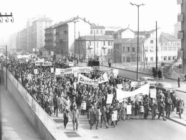 Sciopero dei lavoratori metalmeccanici per il contratto - Corteo - Striscioni Breda e Magneti Marelli - Cartelli di sciopero Fiom Cgil e Fim Cisl