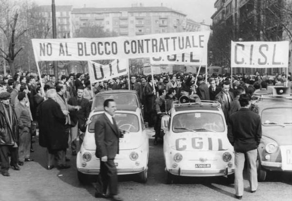 Sciopero dei lavoratori metalmeccanici per il contratto - Corteo dei lavoratori - Auto con altoparlante - Striscioni Cgil, Cisl, Uil