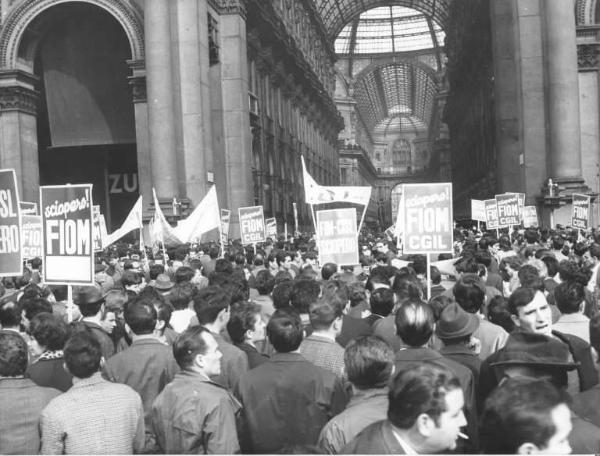 Sciopero dei lavoratori metalmeccanici per il contratto - Corteo dei lavoratori davanti alla galleria Vittorio Emanuele - Cartelli di sciopero Fiom