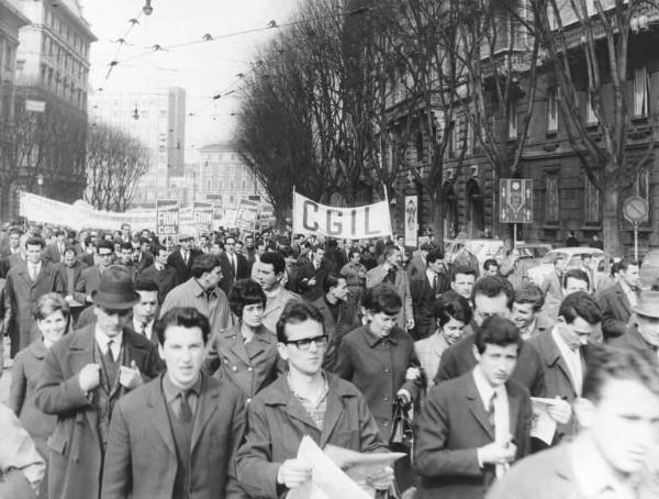 Sciopero dei lavoratori metalmeccanici per il contratto - Corteo - Striscione Cgil - Cartelli di sciopero Fiom