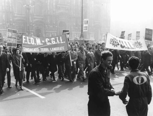 Sciopero dei lavoratori metalmeccanici per il contratto - Corteo in piazza del Duomo - Striscione Uil e Fiom - Cartelli di sciopero Fiom, Fim Cisl, Uilm