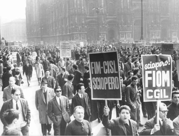 Sciopero dei lavoratori metalmeccanici per il contratto - Corteo in piazza del Duomo - Cartelli di sciopero Fiom e Fim Cisl