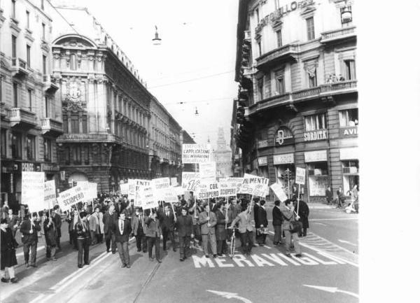 Sciopero edili - Corteo dei lavoratori in piazza Cordusio - Cartelli di sciopero Cgil