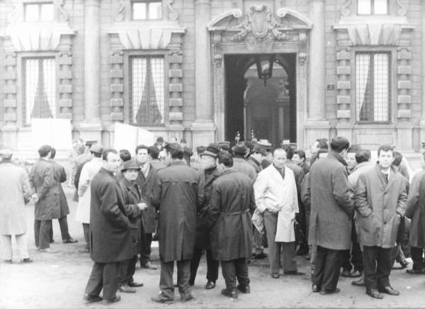 Piazza della Scala - Manifestazione dei disoccupati davanti a Palazzo Marino - Cartelli