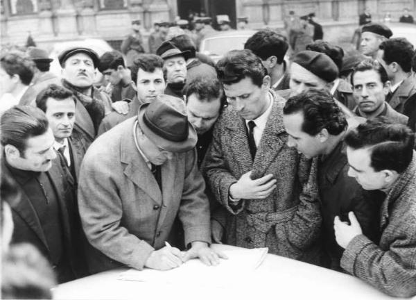 Piazza della Scala - Manifestazione dei disoccupati davanti a Palazzo Marino