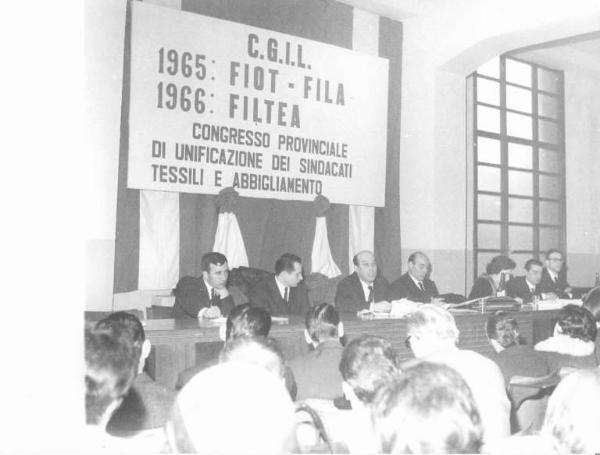 Camera del Lavoro - Sala "Bruno Buozzi" - Interno - Congresso provinciale dei sindacati tessili - Tavolo della presidenza - Parola d'ordine del congresso