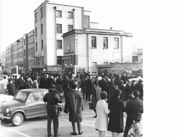 Sciopero dei lavoratori della Fiar - Picchetto davanti alla fabbrica - Schieramento delle forze dell'ordine