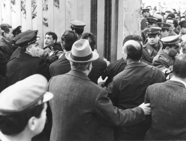 Sciopero dei lavoratori della Fiar - Picchetto davanti alla fabbrica - Scontro con le forze dell'ordine - Schieramento delle forze dell'ordine