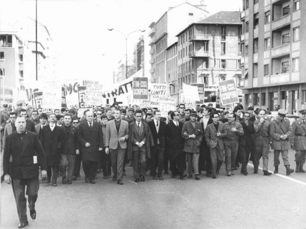 Sciopero dei lavoratori della Breda per il contratto - Testa del corteo - Sindacalisti in prima fila, in centro Antonio Pizzinato - Presenza delle forze dell'ordine - Striscioni - Cartelli Fiom e Fim Cisl