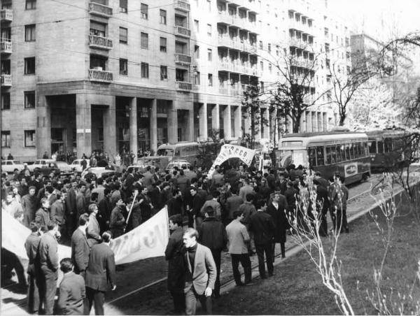 Sciopero dei lavoratori della Breda per il contratto - Presidio in piazza Repubblica - Blocco della linea tranviaria - Striscioni