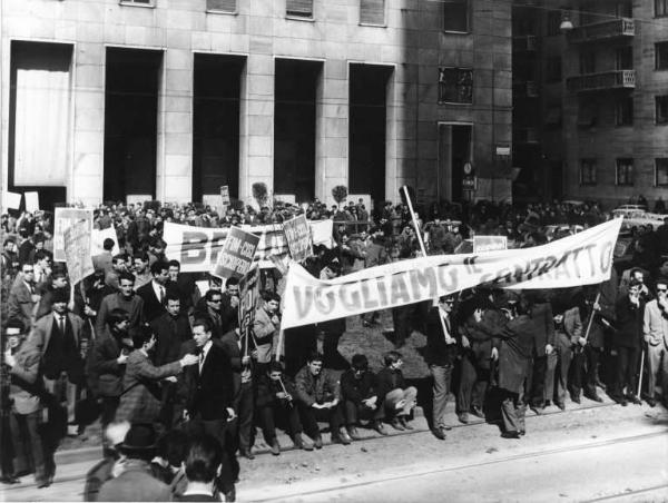 Sciopero dei lavoratori della Breda per il contratto - Presidio in piazza Repubblica - Striscioni - Cartelli di sciopero Fim Cisl