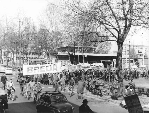 Sciopero dei lavoratori della Breda per il contratto - Corteo - Schieramento delle forze dell'ordine - Striscioni - Cartelli di sciopero