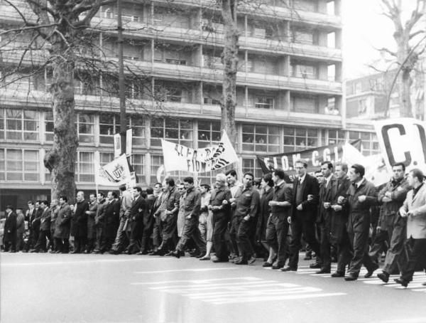 Sciopero dei lavoratori dell'Alfa Romeo per il rinnovo del contratto - Corteo - Testa del corteo - Operai con tuta da lavoro - Striscioni Uil e Fiom Cgil