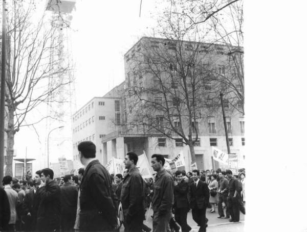 Sciopero dei lavoratori dell'Alfa Romeo per il rinnovo del contratto - Corteo in corso Sempione davanti alla Rai - Striscioni - Cartelli di sciopero Fiom e Fim Cisl