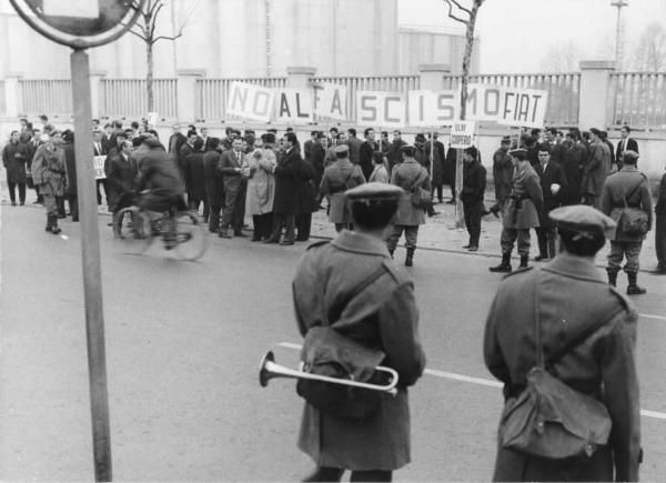 Sciopero dei lavoratori della Fiat contro il fascismo in fabbrica - Presidio davanti alla fabbrica - Schieramento delle forze dell'ordine - Cartello di sciopero