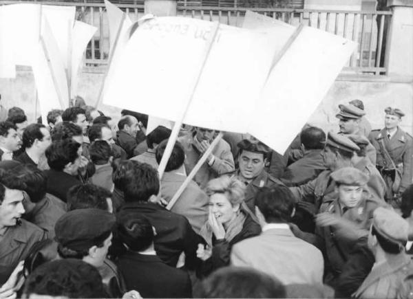 Sciopero dei lavoratori della Fiat contro il fascismo in fabbrica - Presidio - Schieramento delle forze dell'ordine - Cartelli di sciopero e di protesta