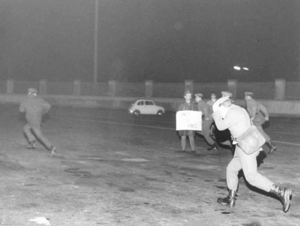 Sciopero dei lavoratori della Fiat contro il fascismo in fabbrica - Presidio notturno dei lavoratori - Forze dell'ordine rincorrono un manifestante