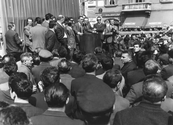 Sciopero dei lavoratori metalmeccanici - Comizio in piazza - Pierre Carniti al microfono - Lavoratori