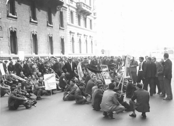 Sciopero dei lavoratori della Redaelli di Rogoredo per il rinnovo del contratto - Presidio - Cartelli di sciopero Fiom