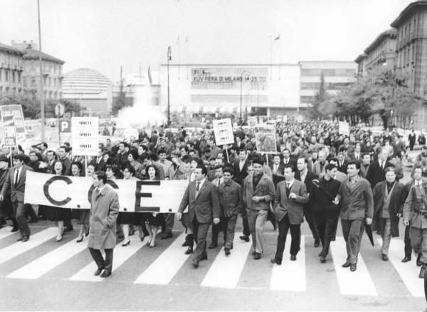 Sciopero dei lavoratori della Cge - Corteo alla Fiera di Milano - Striscione Cge - Cartelli di sciopero e di protesta