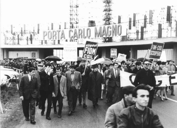 Sciopero dei lavoratori della Cge - Corteo alla Fiera di Milano, Porta Carlo Magno - Striscione Cge - Cartelli di sciopero Fiom e Fim Cisl