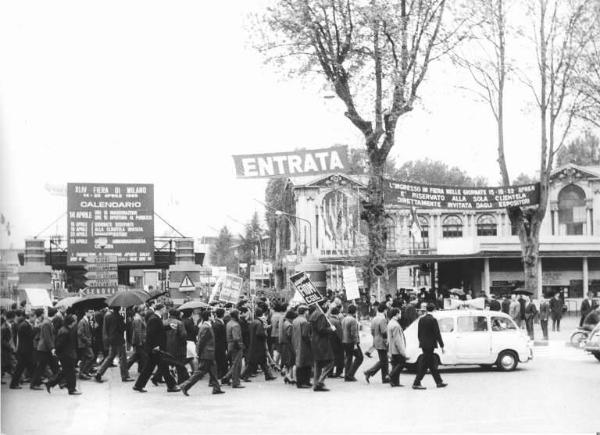 Sciopero dei lavoratori della Cge - Corteo alla Fiera di Milano - Cartelli di sciopero Fiom e Fim Cisl