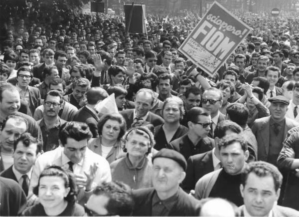 Sciopero nazionale unitario dei lavoratori metallurgici per il contratto - Comizio in piazza Castello - Lavoratori - Cartello di sciopero Fiom