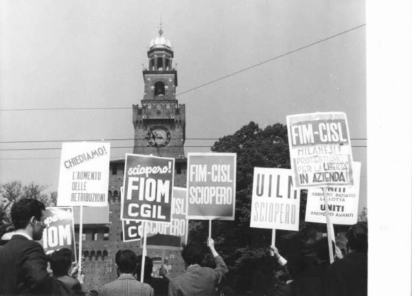 Sciopero nazionale unitario dei lavoratori metallurgici per il contratto - Comizio in piazza Castello - Lavoratori con cartelli di sciopero Fiom Cgil, Fim Cisl, Uilm