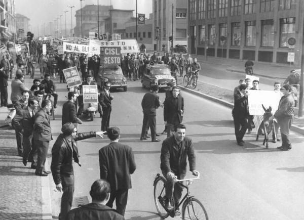 Sciopero nazionale unitario dei lavoratori metallurgici per il contratto - Corteo da Sesto San Giovanni a Milano - Asino in corteo - Striscioni - Cartelli di sciopero Fiom e Fim Cisl