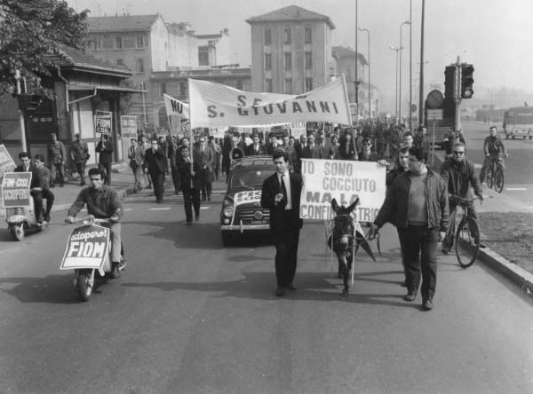 Sciopero nazionale unitario dei lavoratori metallurgici per il contratto - Corteo da Sesto San Giovanni a Milano - Asino in corteo - Striscioni - Cartelli di sciopero Fiom e Fim Cisl