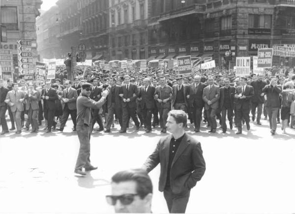 Sciopero nazionale unitario dei lavoratori metallurgici per il contratto - Testa del corteo con i dirigenti sindacali, tra i presenti Antonio Pizzinato e Angelo Fumagalli - Cartelli di sciopero Fiom, Fim Cisl, Uilm