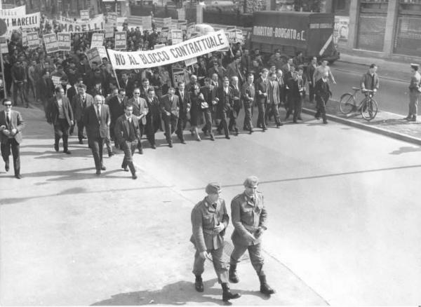 Sciopero nazionale unitario dei lavoratori metallurgici per il contratto - Testa del corteo con i dirigenti sindacali, tra i presenti Antonio Pizzinato e Angelo Fumagalli - Presenti le forze dell'ordine - Striscioni - Cartelli di sciopero