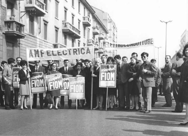 Sciopero nazionale unitario dei lavoratori metallurgici per il contratto - Foto di gruppo - Lavoratori della Amf Electrica - Striscioni - Cartelli di sciopero Fiom