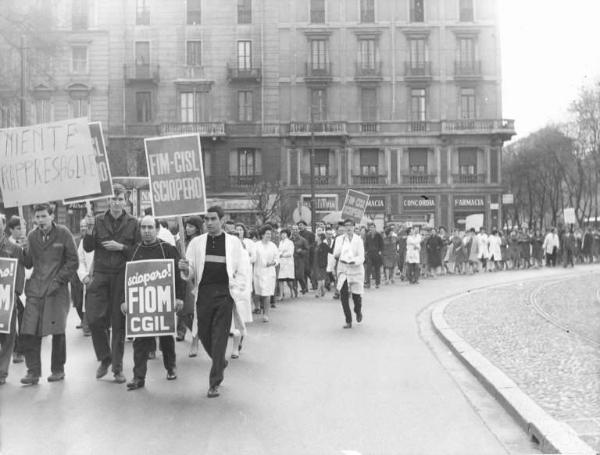 Sciopero dei lavoratori della Siemens Leonardo per il rinnovo del contratto - Corteo - Operai con grembiule da lavoro - Cartelli di sciopero Fiom e Fim Cisl