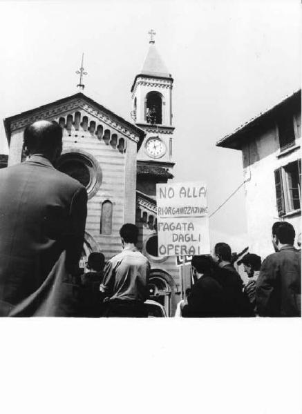 Sciopero dei lavoratori della Garelli contro i licenziamenti - Comizio - Lavoratori - Cartello di protesta