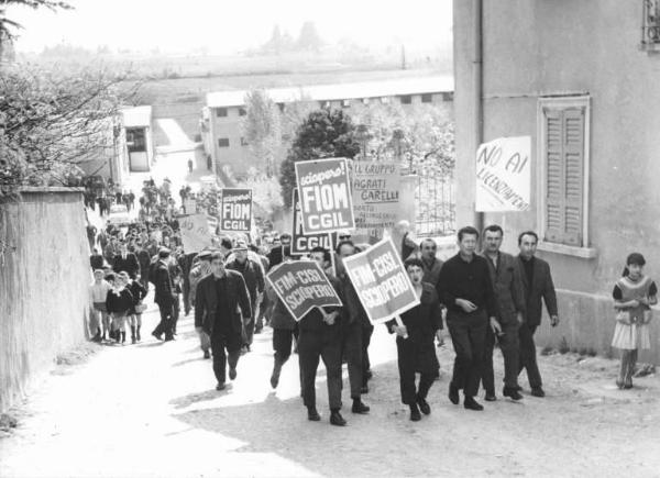 Sciopero dei lavoratori della Garelli contro i licenziamenti - Corteo - Cartelli di sciopero Fiom e Fim Cisl