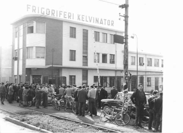 Sciopero dei lavoratori della Kelvinator - Presidio davanti alla fabbrica - Insegna Frigoriferi Kelvinator