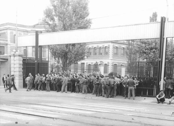 Sciopero dei lavoratori della Breda contro la violenza delle forze dell'ordine nelle manifestazioni - Picchetto davanti all'ingresso della fabbrica - Operai con tuta da lavoro