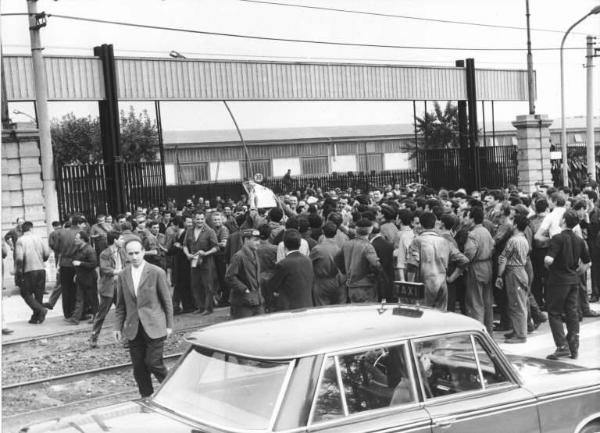 Sciopero dei lavoratori della Breda contro la violenza delle forze dell'ordine nelle manifestazioni - Picchetto davanti all'ingresso della fabbrica - Operai con tuta da lavoro