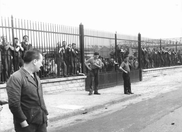 Sciopero dei lavoratori della Breda contro la violenza delle forze dell'ordine nelle manifestazioni - Picchetto - Lavoratori dietro ai cancelli - Operai con tuta da lavoro