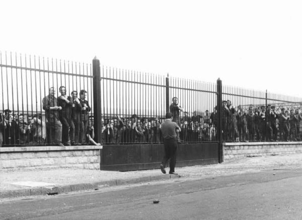 Sciopero dei lavoratori della Breda contro la violenza delle forze dell'ordine nelle manifestazioni - Picchetto - Lavoratori dietro ai cancelli - Operai con tuta da lavoro