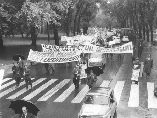 Sciopero nazionale dei lavoratori edili - Manifestazione regionale a Milano - Corteo sotto la pioggia - Striscioni - Cartelli di sciopero Uil