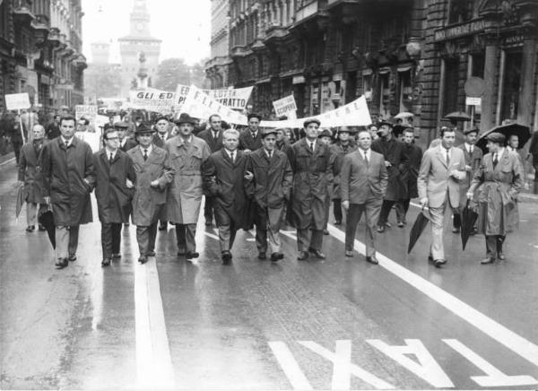 Sciopero nazionale dei lavoratori edili - Manifestazione regionale a Milano - Corteo sotto la pioggia in via Dante - Striscioni - Cartelli di sciopero e di protesta