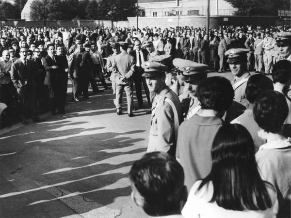 Sciopero dei lavoratori della Innocenti - Presidio davanti alla fabbrica - Schieramento delle forze dell'ordine