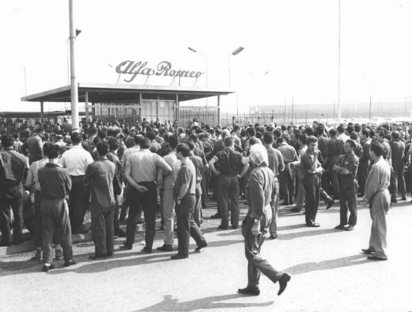 Sciopero dei lavoratori dell'Alfa Romeo di Arese - Presidio davanti all'ingresso della fabbrica - Operai con tuta da lavoro - Insegna Alfa Romeo