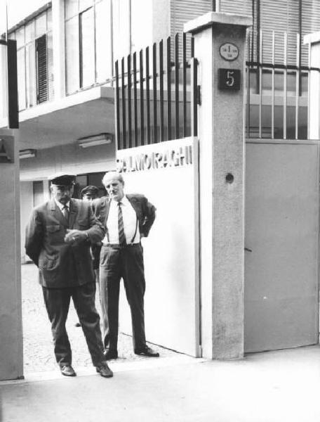 Filotecnica Salmoiraghi - Ingegnere Di Florio sulla porta d'ingresso della fabbrica - Insegna Salmoiraghi