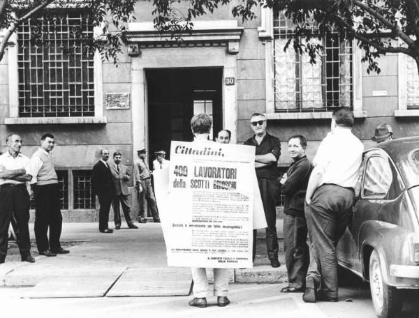 Sciopero dei lavoratori della Scotti Brioschi di Novara contro la chiusura della fabbrica - Presidio davanti alla Cge - Lavoratore con cartello di protesta