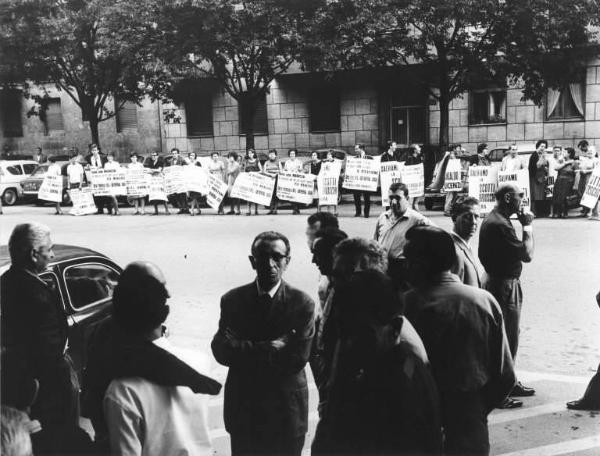 Sciopero dei lavoratori della Scotti Brioschi di Novara contro la chiusura della fabbrica - Presidio davanti alla Cge - Lavoratori con cartelli di protesta