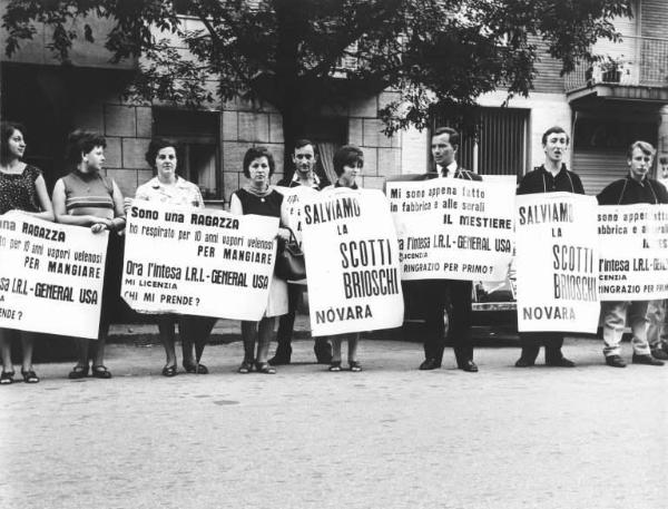 Sciopero dei lavoratori della Scotti Brioschi di Novara contro la chiusura della fabbrica - Presidio davanti alla Cge - Lavoratori con cartelli di protesta