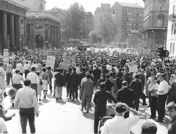 Sciopero unitario dei lavoratori metalmeccanici per il contratto - Corteo in porta Venezia - Striscioni - Cartelli di sciopero Fiom, Fim Cisl, Uilm